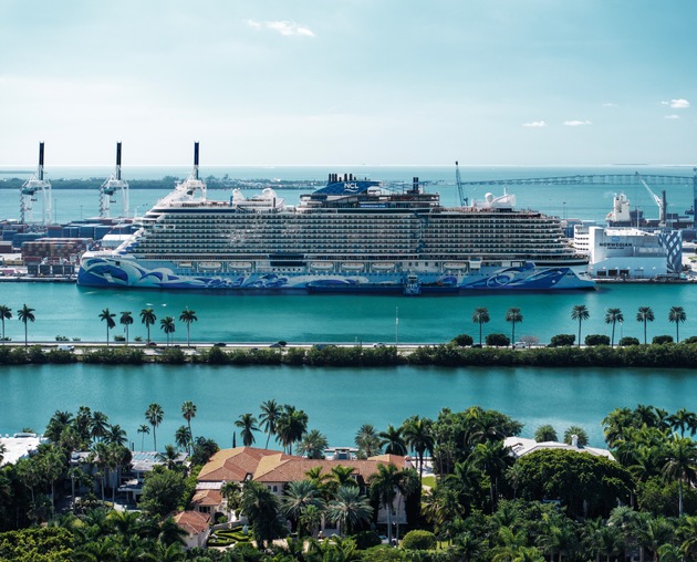 Der &quot;Despacito&quot;-Star Luis Fonsi tauft die Norwegian Viva, das neueste Schiff der Norwegian Cruise Line