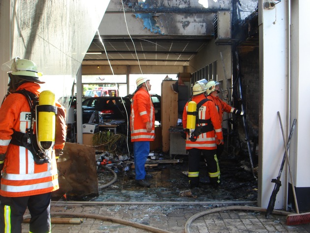 POL-HI: Brand im Autohaus