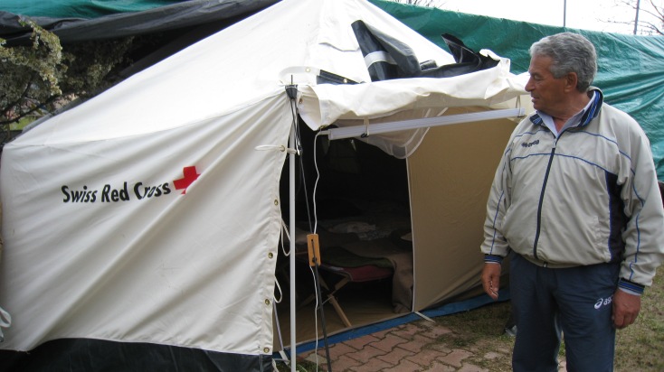 Rotkreuz-Zelte aus der Schweiz in L&#039;Aquila als Notunterkünfte bezogen