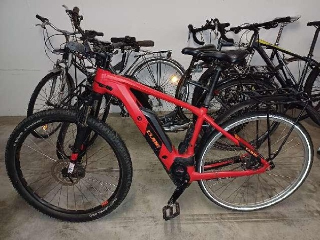 POL-GÖ: (514/2023) Zwei mutmaßlich geklaute E-Bikes sichergestellt - Herkunft unbekannt, Polizei sucht Eigentümer