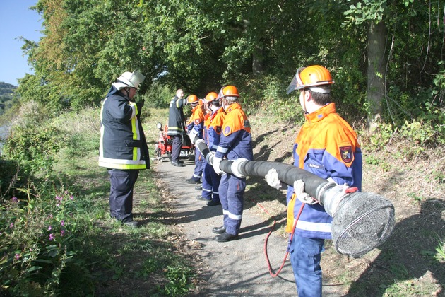 FW-E: Alarm am Horster Ehrenmal, Jugendfeuerwehr probt den Ernstfall