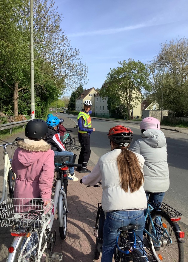 POL-NI: Nienburg - Sicher durch den Stadtverkehr: Nienburger Viertklässler meistern Fahrradtraining auf realen Straßen