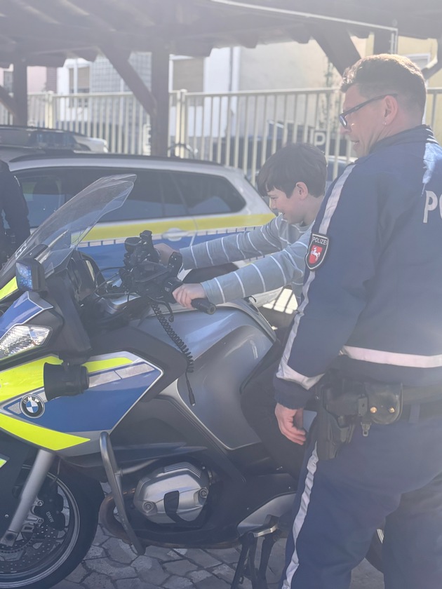 POL-NOM: Blaulicht, Spurensuche und Zukunftspl&auml;ne: 75 Kinder beim Zukunftstag der Polizei