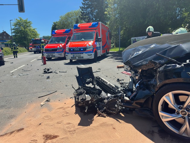 FW-EN: Schwerer Verkehrsunfall im Kreuzungsbereich