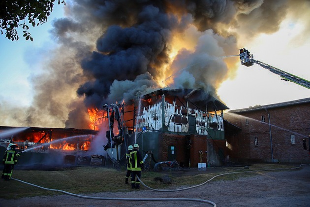 FW-SE: Feuer zerstört landwirtschaftliches Gebäude
