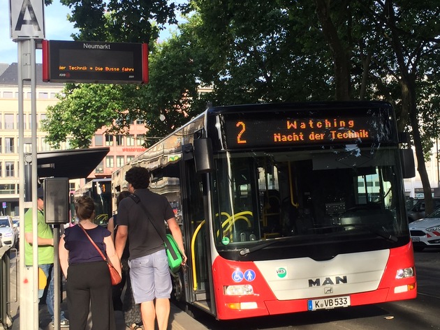 Bildangebot / Nacht der Technik / Infopunkt und Shuttlebusse am Neumarkt