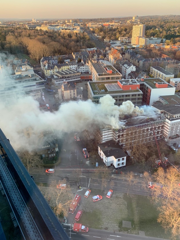 FW-F: Feuer in der Dachkonstruktion eines Gebäudes der Fachhochschule Frankfurt