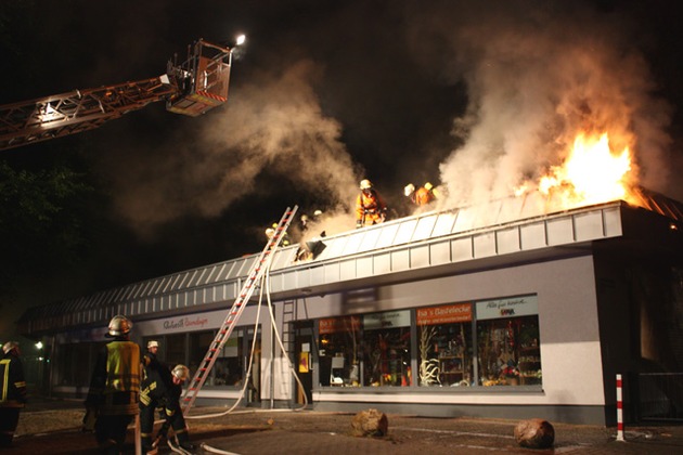 POL-WL: Flachdach eines Geschäftsgebäude brannte ++ Kradfahrer flüchtet und stürzt ++ Mit 1,75 Promille am Steuer ++ Unfallflucht, Zeugen gesucht