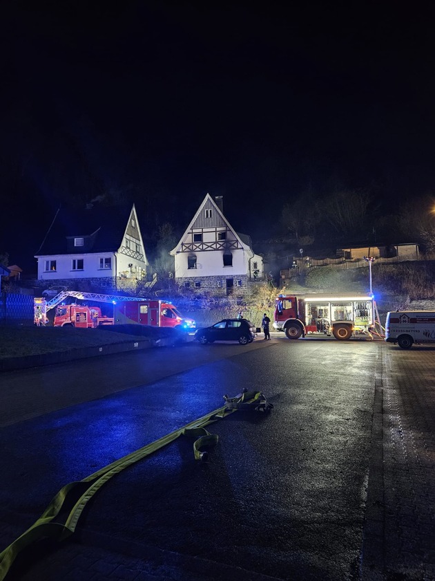 FW Schalksmühle: Brand in Gebäude - eine Person gestorben.