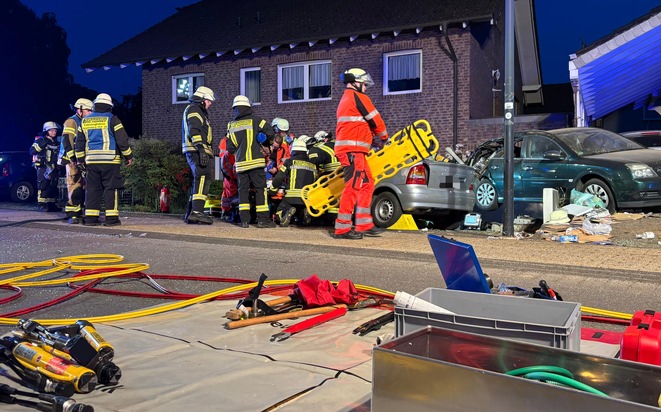 FW Bad Honnef: Schwerer Verkehrsunfall mit zwei Verletzten - PKW kollidiert mit geparkten Fahrzeugen und Carport