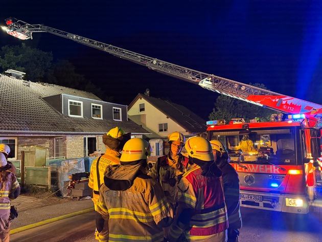 FW-GL: Dachstuhlbrand auf Baustelle in Bergisch Gladbach-Kippekausen - Feuerwehr mit Großaufgebot im Einsatz