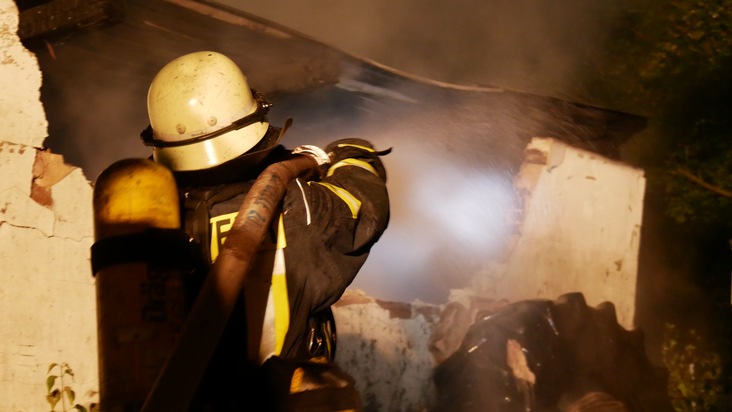 FW Celle: Garage im Immenweg brennt in Vollbrand