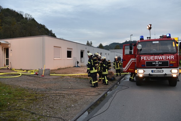 FW-OE: Feuer im Wohnheim für Asylbewerber