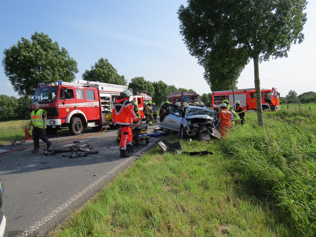 RKiSH: Schwerer Verkehrsunfall in der Nähe von Krempe (Kreis Steinburg) / Zwei Erwachsene lebensgefährlich und ein Kind leicht verletzt