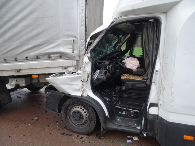POL-HL: Verkehrsunfall auf der Bundesautobahn 1 - F&uuml;nf beteiligte Fahrzeuge und drei Verletzte
