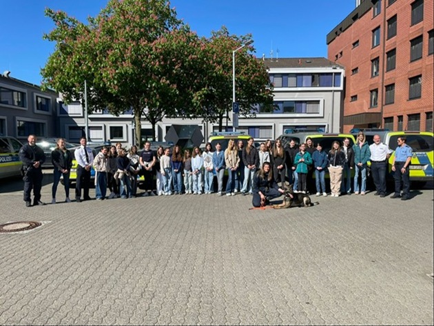 POL-DA: R&uuml;sselsheim / Erbach / Darmstadt / Heppenheim: 180 Sch&uuml;lerinnen blicken beim Girls' Day hinter die Kulissen der Polizei