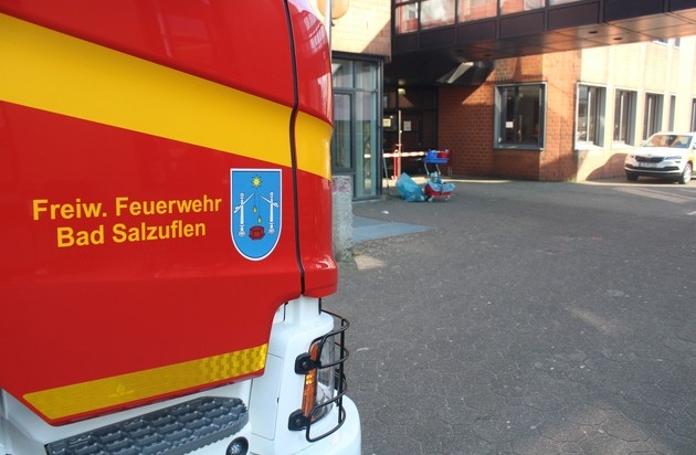 FF Bad Salzuflen: Putzwagen brennt im Schulzentrum Aspe / Feuerwehr Bad Salzuflen ist mit rund 30 Einsatzkräften vor Ort. Verletzt wird niemand