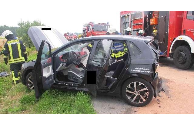 POL-ROW: ++ Unfall auf der Hansalinie - Zwillingspaar im Fahrschulwagen verletzt ++ Traktorteil gestohlen ++ Altreifen entsorgt ++ Anrufe von falschen Polizisten - Seniorinnen machen alles richtig ++