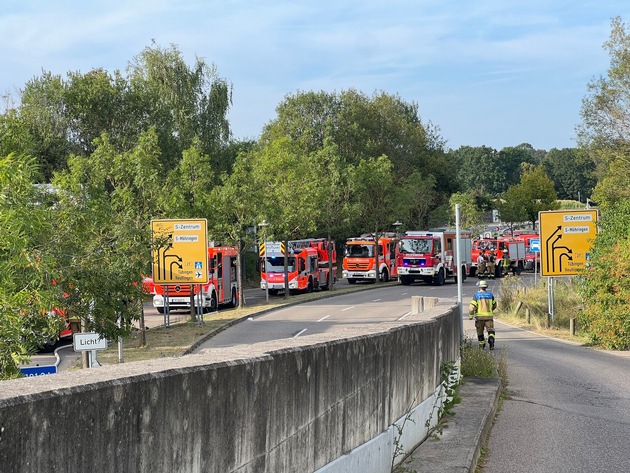 FW Stuttgart: Brennende PKW in SI-Veranstaltungszentrum führen zu starker Rauchentwicklung