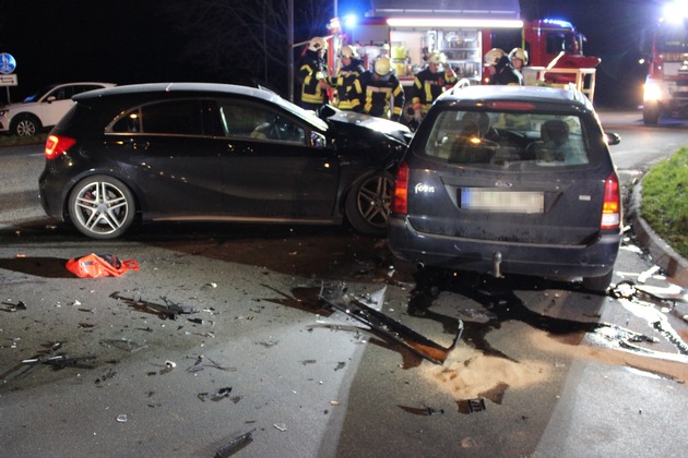 POL-RBK: Leichlingen - Drei Verletzte und hoher Sachschaden bei Verkehrsunfall mit drei beteiligten Fahrzeugen