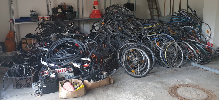 POL-SE: Wedel - Polizei findet bei der Vollstreckung eines Haftbefehls 60 Fahrräder