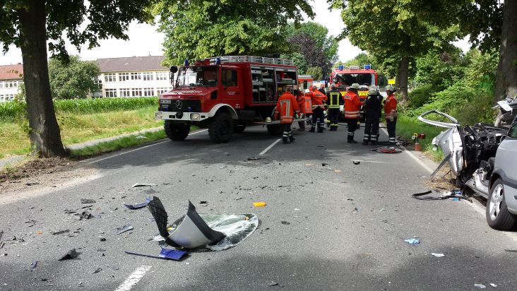 POL-HM: Schwerer Verkehrsunfall / Bundesstraße 1 derzeit voll gesperrt