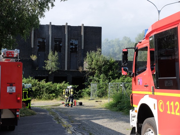 FW-GE: Dichter Brandrauch aus leerstehendem Gebäude in Gelsenkirchen Ückendorf ruft die Feuerwehr auf den Plan.