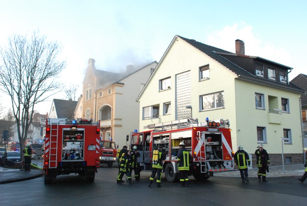 FW-AR: Kellerbrand verraucht komplettes 3-Familienhaus in Arnsberg:
Zwei Personen mit Verdacht auf Rauchgasvergiftung im Krankenhaus