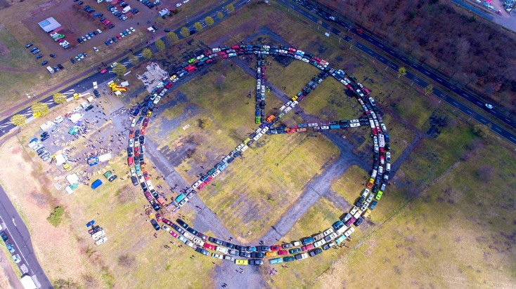 Neuer RID-Weltrekord für das »größte Peace-Zeichen aus Fahrzeugen« mit 309 Autos erzielt  +++ Charity-Event für lokale Flüchtlingshilfe erfolgreich +++