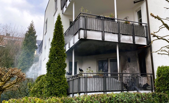 FW-E: Brennender Balkon an einem Mehrfamilienhaus - Feuerwehr verhindert Brandausbreitung
