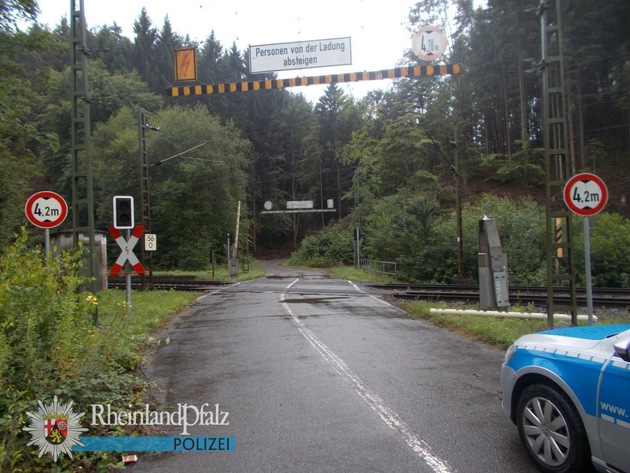 POL-PPWP: Wer hat die Bahnübergangsschranke beschädigt?