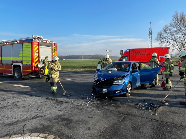 FW Lehrte: Ein Toter, zwei Verletzte und ein qualmender Papierkorb, Einsatzkräfte der Stadtfeuerwehr am Sonntag gefordert