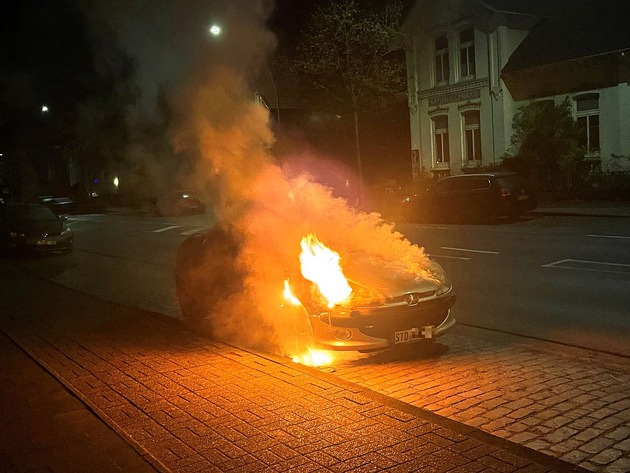 POL-STD: Unbekannter Brandstifter steckt in Stade ein Auto an und versucht ein zweites Fahrzeug in Brand zu setzen - Polizei sucht Zeugen, Einbrecher in Harsefelder Wohnhaus