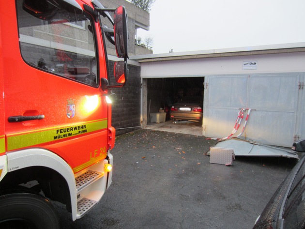 FW-MH: PKW fährt in geschlossene Garage - zwei leicht verletzte Personen #fwmh