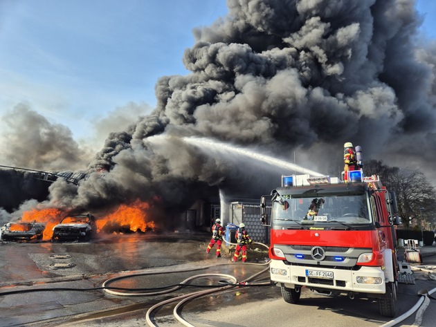 FW-SE: Brand eines Reifenhandels in Bad Segeberg