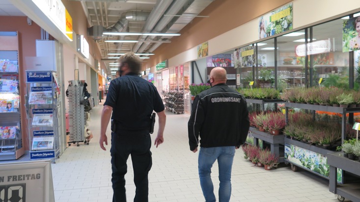 POL-DEL: Gemeinsame Pressemitteilung der Stadt Delmenhorst und der Polizeiinspektion Delmenhorst: Zahlreiche Verstöße auf dem Wochenmarkt +++ Weitere Kontrollen folgen (Mit Fotos)