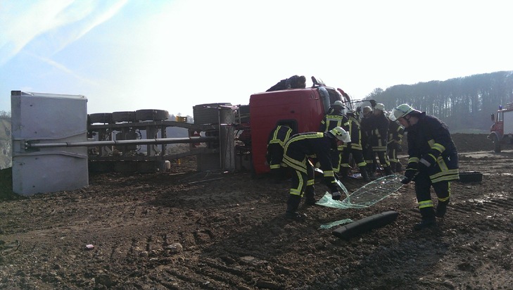 FW-AR: Arnsberger Feuerwehr befreit LKW-Fahrer aus umgestürztem Fahrzeug