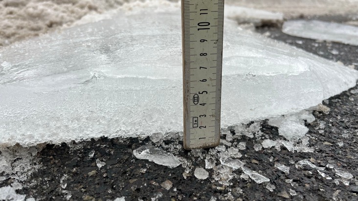 POL-HI: Gefahr durch Eisplatten auf der Autobahn