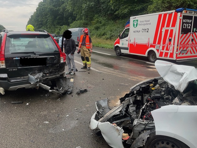 FW Alpen: Zwei Verkehrsunfälle auf der A57 mit mehreren verletzten Personen