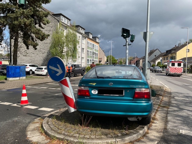 FW-MH: Pkw prallt gegen Laterne - zwei Personen verletzt