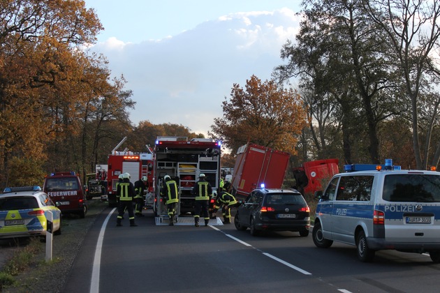 POL-AUR: Gemeinsame Pressemitteilung des Kreisfeuerwehrverband Aurich und der Polizei Aurich/Wittmund: Großefehn - Tödlicher Verkehrsunfall
