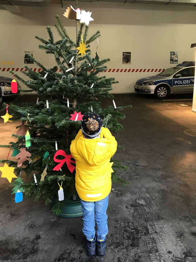 POL-AUR: Aurich - Kinder schmückten Weihnachtsbaum der Polizei