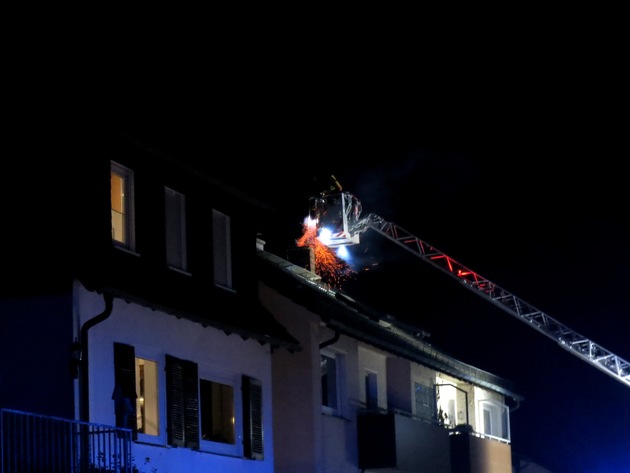 FW-AR: Feuerwehr Arnsberg rückt brennendem Kamin zuleibe