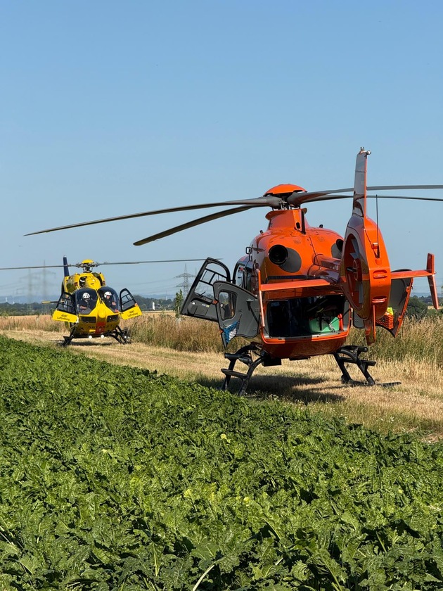 FW Grevenbroich: Vier Verletzte nach schwerem Verkehrsunfall bei Grevenbroich / Schwerverletzte mit Rettungshubschrauber in Kliniken geflogen