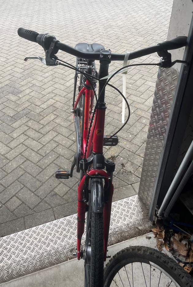 POL-KLE: Kleve/Emmerich - Fahrrad sichergestellt: Wem gehört dieses Damenrad?