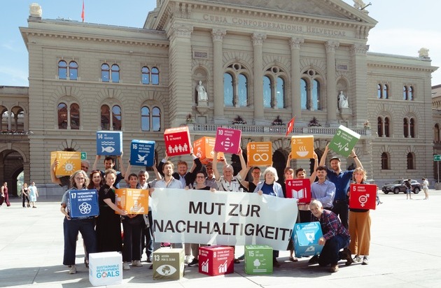 Caritas Schweiz / Caritas Suisse: Agenda 2030: Zivilgesellschaft verlangt von Bundesrat "Mut zu echter Nachhaltigkeit" / Mehr als 13'000 Unterschriften gegen entt&auml;uschenden L&auml;nderbericht - Petition zur UNO-Pr&auml;sentation in New York