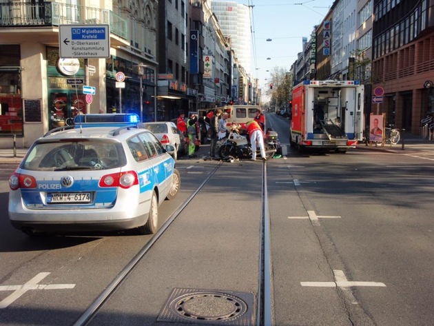 POL-D: Senioren-Pärchen bei Unfall in Friedrichstadt schwer verletzt - Tiefstehende Sonne nahm Unfallverursacher die Sicht - Altes Motorrad-Gespann stark beschädigt