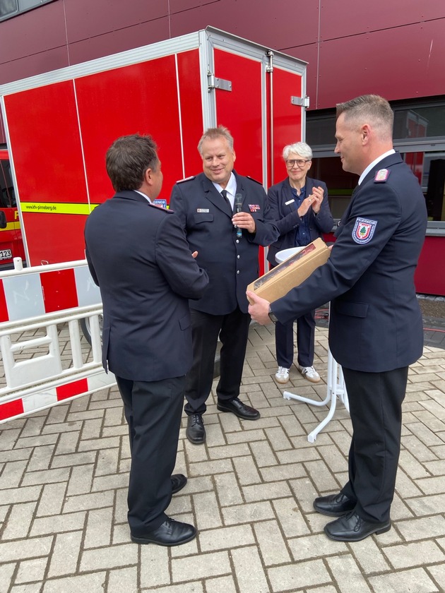 FW-PI: Schl&uuml;ssel&uuml;bergabe beim Erweiterungsbau der Feuerwehrtechnischen Zentrale