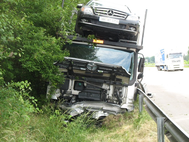 POL-WL: Autotransporter kommt von der Fahrbahn ab +++ Schadenshöhe ca. 50.000 Euro +++ Bergung mittels Kran