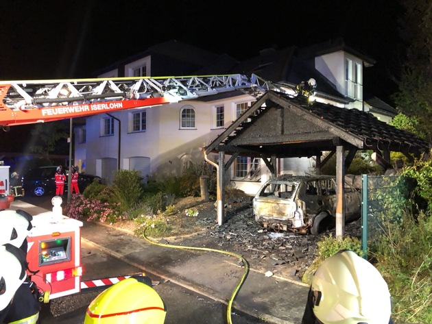 FW-MK: Fahrzeugbrand unter Carport